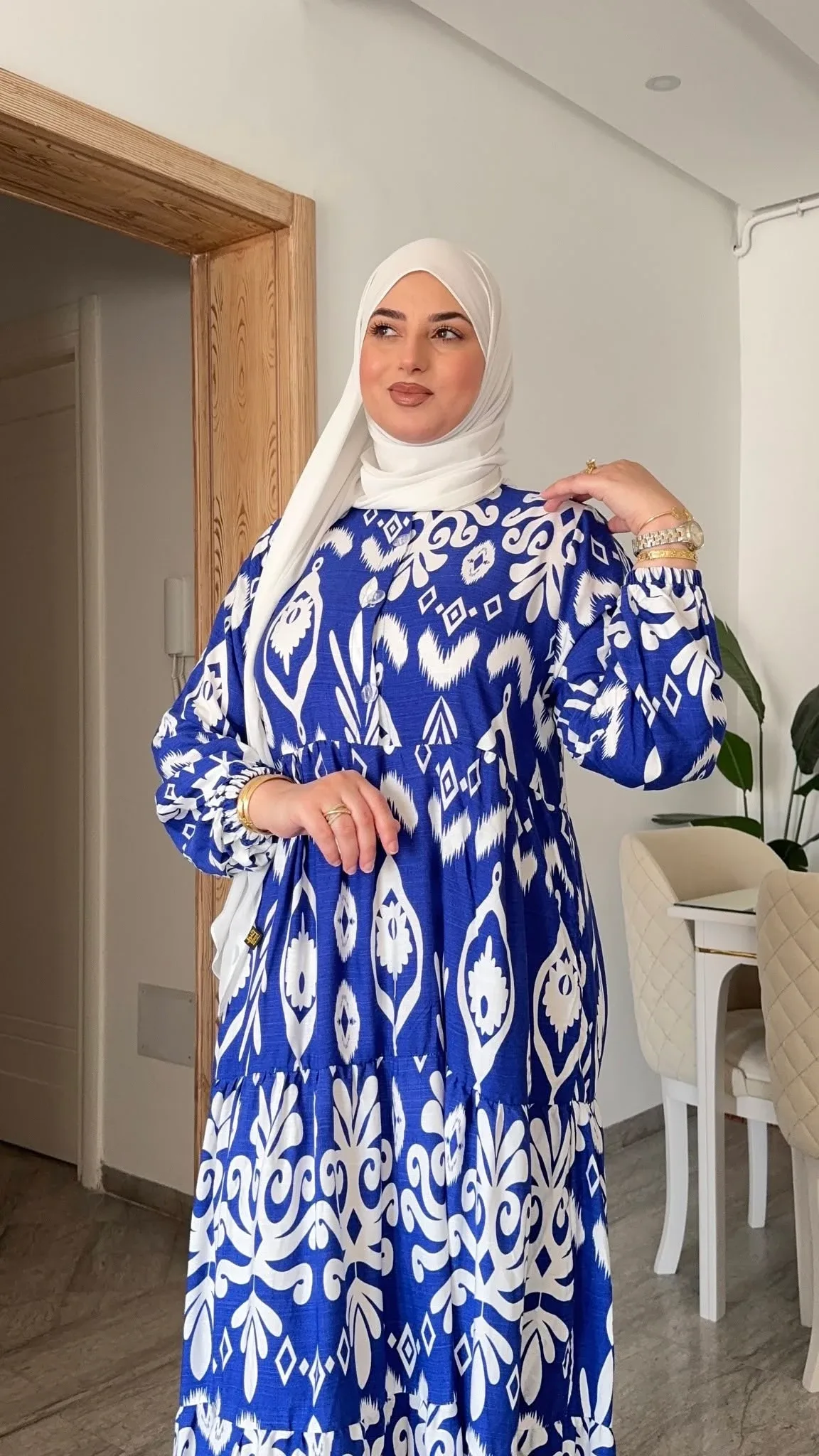 Robe à motif bleu et blanc